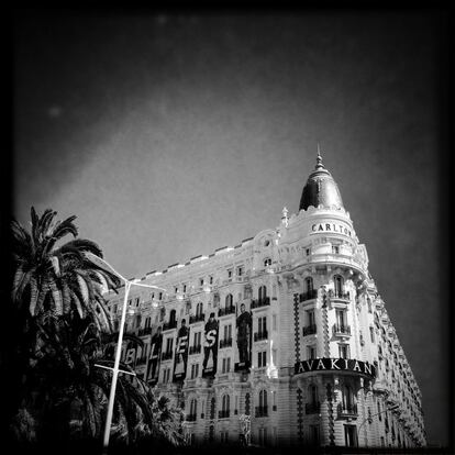 El hotel Carlton, donde Alfred Hitchcock rodó 'Atrapa a un ladrón' y en cuya playa privada hizo su histórico posado en biquini Brigitte Bardot.