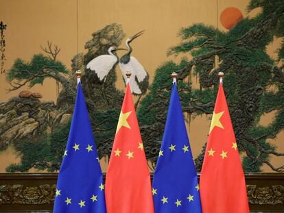 Banderas de la UE y China en una cumbre celebrada en Pekín.