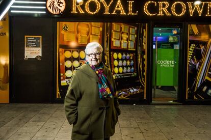 Manoli Ramajo, en la esquina de la calle de Alcala y de la avenida Hermanos Garcia Noblejas de Madrid.