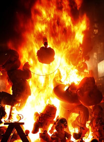 Una falla envuelta en llamas, anoche en el centro de Valencia.