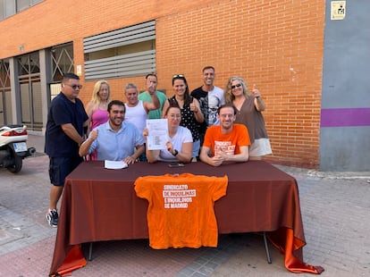 Varios vecinos y miembros del Sindicato de Inquilinas de Madrid festejan la sentencia contra Azora. Sentados, de izquierda a derecha, el abogado Víctor Palomo, la vecina Sara Torrijos y el portavoz sindical Fernando de los Santos.