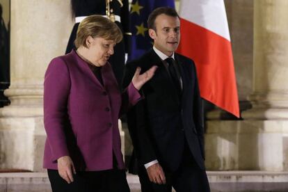 El presidente francés, Emmanuel Macron, y la canciller alemana, Angela Merkel, el viernes en París.