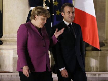 El presidente francés, Emmanuel Macron, y la canciller alemana, Angela Merkel, el viernes en París.