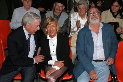 El escritor Mario Vargas Llosa (i), asiste a la presentación oficial del partido 'Unión Progreso y Democracia', liderado por Rosa Díez (c) y Fernando Savater (d), el 29 de septiembre de 2007.