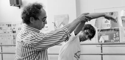 El coreógrafo y director Manuel Segovia ensayando con un bailarín.