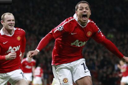 Chicharito celebra un gol del Manchester United, ante la mirada y felicidad de Rooney.