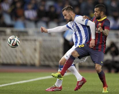 Seferovic protege el balón ante Dani Alves.