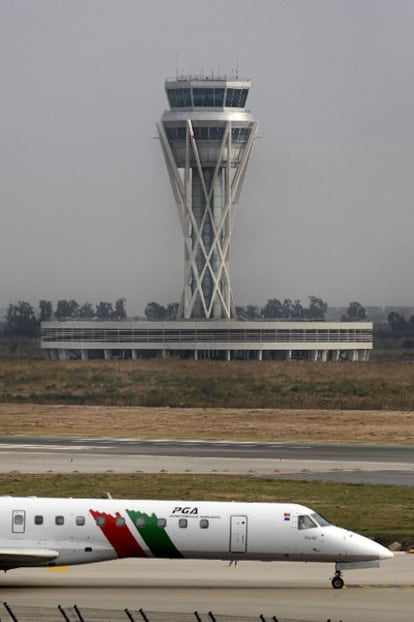 La torre de control del aeropuerto barcelonés de El Prat.