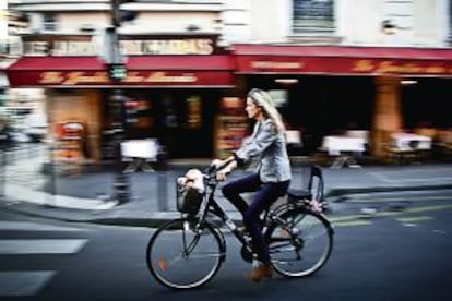 Una joven en bicicleta por el barrio de Le Marais, en París.