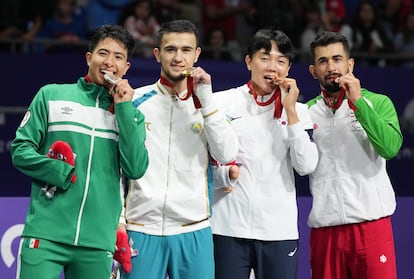 Luis Mario Nájera muestra la medalla de plata junto a los competidores de Uzbekistán, Corea del Sur e Irán.