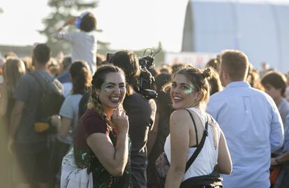 Dos jóvenes llegan la recinto donde se celebra el festival.