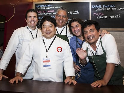 De izquierda a derecha, Rafael Piqueras, Mitsuharu Tsumura, José del Castillo, Gastón Acurio y Héctor Solís. Son la Pandilla de Leche de Tigre, en el Foro Internacional de Turismo y Gastronomía de Lima.