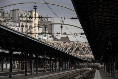 Plataformas desertas na estação do Leste em Paris pela greve geral na França.