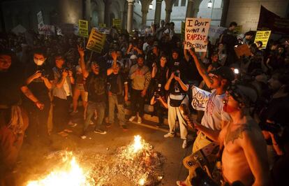 Varios manifestantes corean consignas contra la elección de Donald Trump como presidente del país a las puertas del Ayuntamiento de Los Ángeles, California (Estados Unidos) el 9 de noviembre.