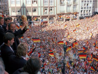 Beckenbauer, con el trofeo de campeón del mundo de 1990, en la plaza Roemerberg de Fráncfort.