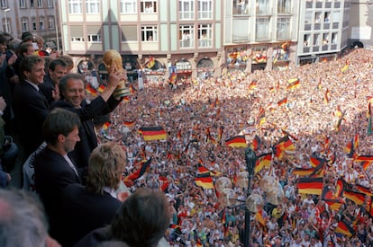 Beckenbauer, con el trofeo de campeón del mundo de 1990, en la plaza Roemerberg de Fráncfort.