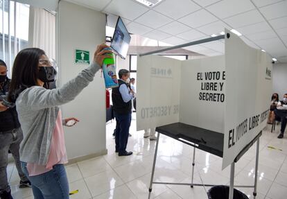 Trabajadores del Instituto Nacional Electoral presentan el protocolo de sanitización que se empleará en el Estado de México para las próximas elecciones, el pasado 5 de mayo.