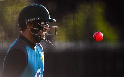 El jugador Imam-ul-Haq participa en una sesión de entrenamiento en la víspera del segundo partido de prueba de cricket entre Australia y Pakistán, en Adelaide (Australia).