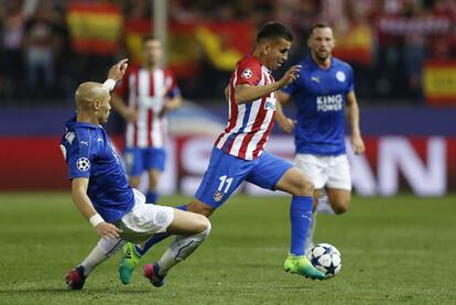 Yohan Benalouane, del Leicester, intenta detener el avance de Ángel Correa.