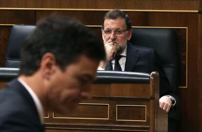 Rajoy mira passar Pedro S&aacute;nchez en una sessi&oacute; de control.