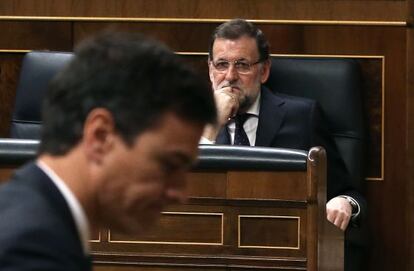 Rajoy mira passar Pedro Sánchez en una sessió de control.