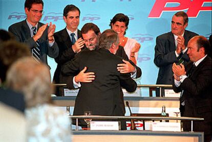 Rajoy abraza a Mayor, ayer en Vitoria, ante Basagoiti, Barreda, San Gil, Rabanera y Barrio.