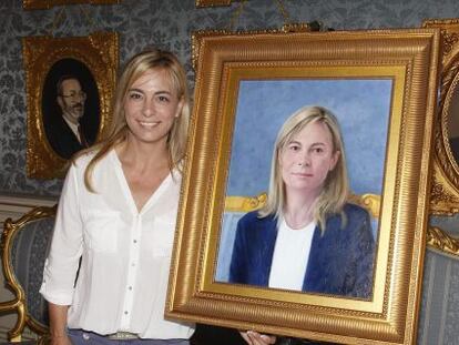 La exalcaldesa de Alicante Sonia Castedo junto a su retrato oficial.