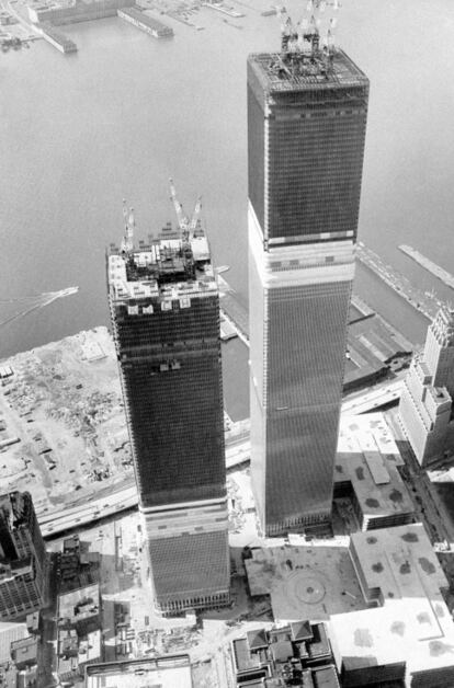 Imagen de los dos torres gemelas, tomada hacia 1971, en plena construcción del complejo. Una de las dos torres medía 417 metros, mientras la otra alcanzaba dos metros menos. Tras los atentados del 11 de septiembre de 2001, el Empire volvió a convertirse en el rascacielos más alto.