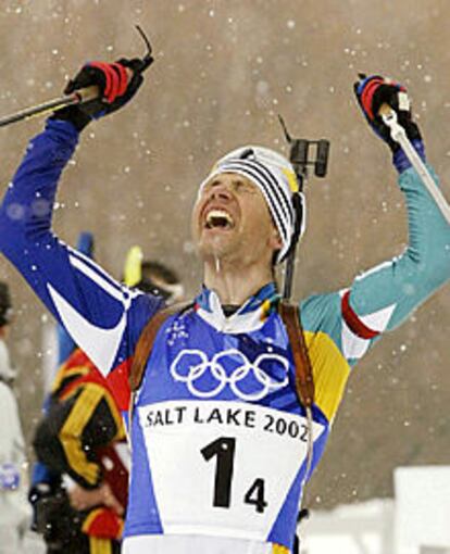 Bjoerndalen celebra su cuarta medalla de oro en Salt Lake City.