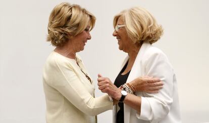 Esperanza Aguirre junto Manuela Carmena, en junio de 2015.