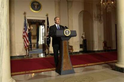 El presidente George W. Bush se dirige a la prensa en la Casa Blanca.