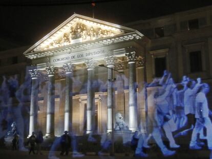Holograma de la manifestaci&oacute;n, anoche frente al Congreso de los Diputados, convocada por la plataforma No Somos Delito. 