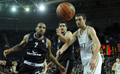 Aaron Jackson y Mavroidis luchan un balón durante el anterior choque de Euroliga ante el Madrid.