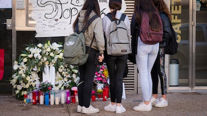 Un grupo de estudiantes miran el altar improvisado a las puertas del hogar desde donde se lanzaron las gemelas en Sallent, a finales de febrero.