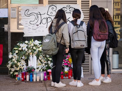 Un grupo de estudiantes miran el altar improvisado a las puertas del hogar desde donde se lanzaron las gemelas en Sallent, a finales de febrero.