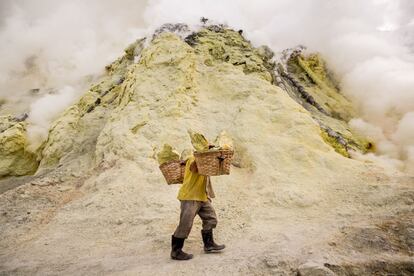 El bambú que se dobla es más fuerte que el roble que resiste. Lo afirma un refrán asiático y, tal vez por eso, una caña de bambú es la que une las cestas en las que los mineros transportan las rocas. Ascienden cráter arriba moviéndose como si no cargaran 70, 80, 90 kilos de piedras, como si el bambú no cortara su piel.