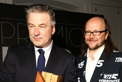 Alec Baldwin recibió el premio ICON a la personalidad de las manos de Santiago Segura