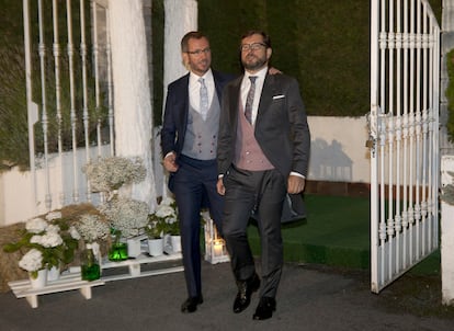 El vicesecretario sectrorial del PP, Javier Maroto, y su marido José Manuel Rodríguez, esta noche en el restaurante en el que han celebrado el banquete tras su matrimonio, en Vitoria.