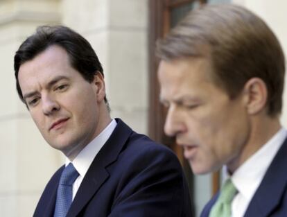 El ministro de Economía, George Osborne, a la izquierda, y el secretario de Estado del Tesoro británico, el David Laws.