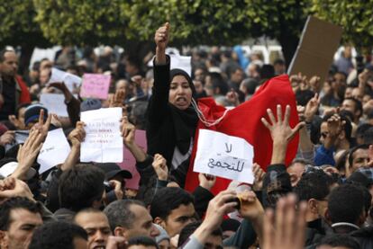 Un grupo de manifestantes canta canciones nacionalistas, mientras muestra pancartas con &#39;RCD, fuera&#39; o &#39;Túnez estará mejor sin RCD,&#39; en la capital del país, el 19 de enero de 2011.