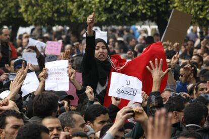 Un grupo de manifestantes canta canciones nacionalistas, mientras muestra pancartas con 'RCD, fuera' o 'Túnez estará mejor sin RCD,' en la capital del país, el 19 de enero de 2011.