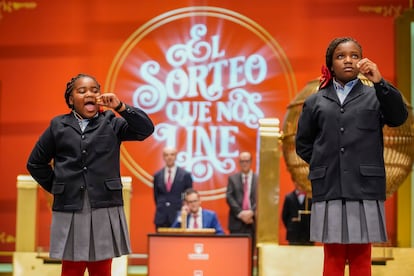 El 04074 ha resultado premiado con el segundo premio, que reparte 125.000 euros por décimo. En la imagen, momento en el que dos niñas de San Ildefonso, Yesica Paula y Ainhoa, han cantado el segundo premio.