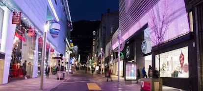 Botigues a l'avinguda Carlemany d'Escaldes-Engordany, a Andorra.