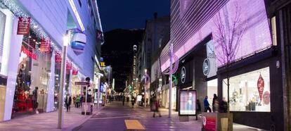 Tiendas situadas en la avenida Carlemany de Andorra. 