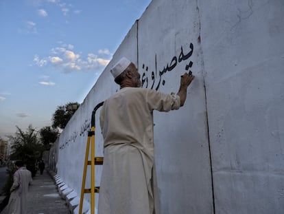 Muros de hormigón que se habían decorado con diferentes murales que representaban la sociedad afgana moderna han sido cubiertos con pintura blanca y ahora se utilizan para difundir versículos del Corán.