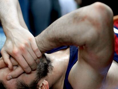 Pau Ribas en el momento de su lesi&oacute;n, en Belgrado.