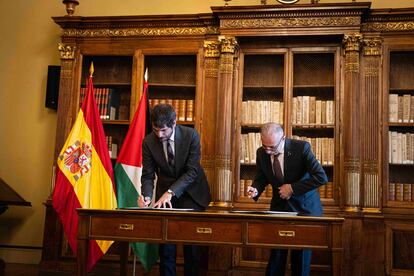 El ministro de Cultura, Ernest Urtasun, y el embajador del Estado de Palestina en España, Husni Abdel Wahed, firmando el documento.