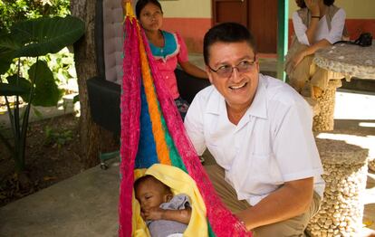 El doctor Carlos Arriola junto a un paciente del centro Bethania en Jocotán, Guatemala.
