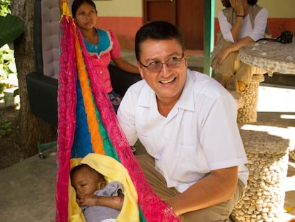 El doctor Carlos Arriola junto a un paciente del centro Bethania en Jocotán, Guatemala.