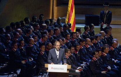 Catalan interior commissioner Felip Puig speaking to members of the Mossos regional police force.